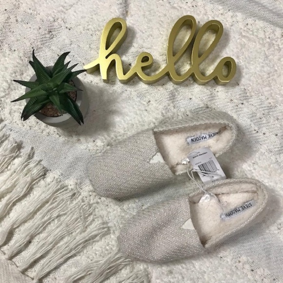 Steve Madden Shoes - NWT Steve Madden white indoor/outdoor slippers